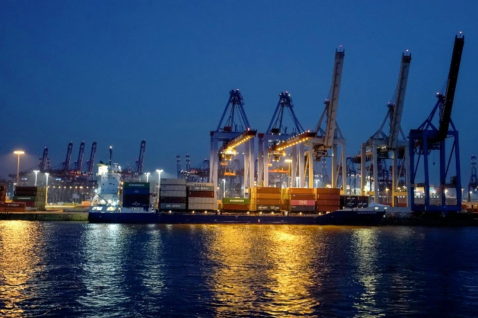 Un puerto lleno de muchos barcos grandes